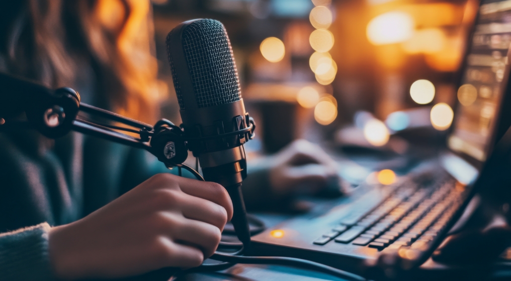 スタジオ収録から宅録収録まで最速＆最安でナレーション収録が可能