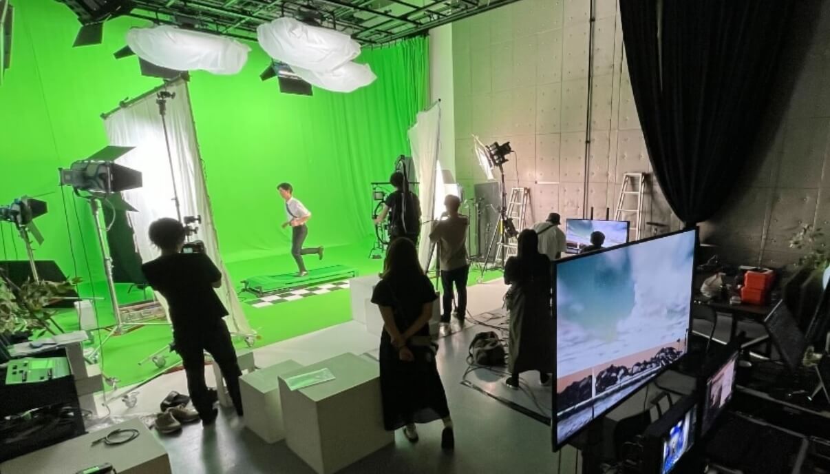 自社撮影スタジオによる実写映像と生成AI技術の高度な融合