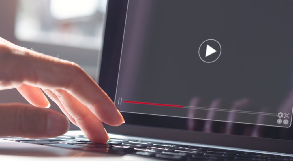 企業ホームページに動画掲載
